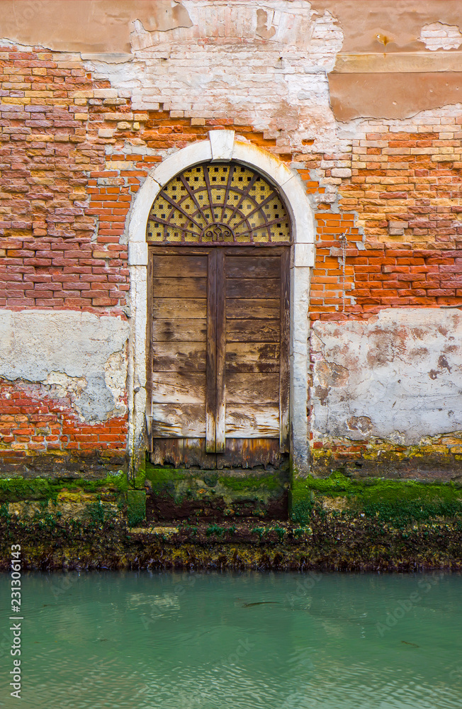 Obraz premium Old door in Venice canal