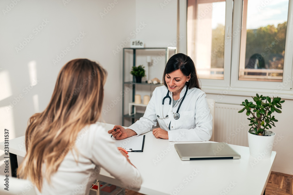 Φωτογραφία Beautiful female doctor talking to a female patient in the medical office