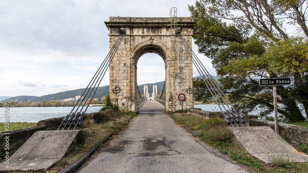 Fototapeta premium Le pont du Robinet relie la Drôme et l'Ardèche par dessus le Rhône