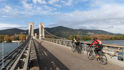 traversée du pont du Robinet sur le Rhône photo