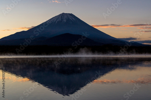 朝の精進湖より富士山 © san724