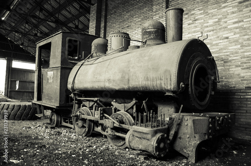 Vieja locomotora de tren abandonada