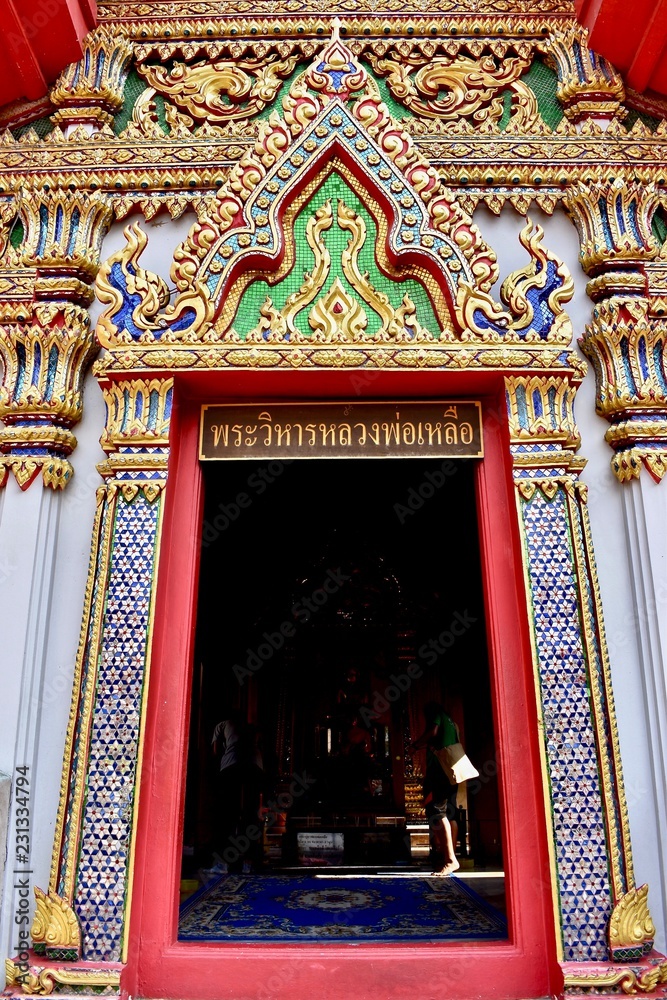 Obraz premium Door into temple in Bangkok, Thailand. 