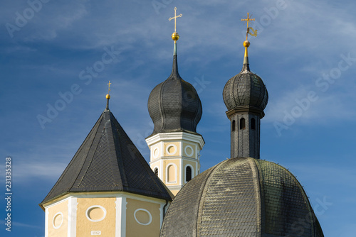 Die barocke Wilpartinger Wallfahrtskirche im Herbst in der Morgensonne, Bayern, Deutschland photo