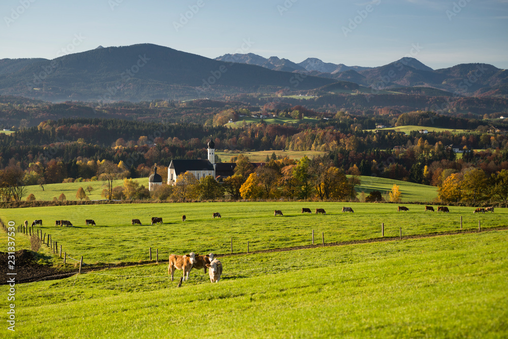 Obraz premium Die Wilpartinger Wallfahrtskirche vor den bayrischen Alpen im Herbst in der Morgensonne, Bayern, Deutschland