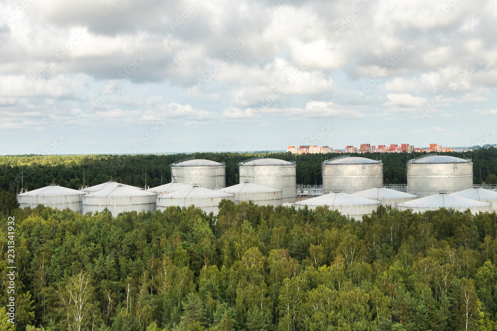 Obraz premium Large white industial tanks for petrol and oil.Crude oil and petroleum products storage terminal