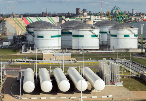 Liquefied natural gas(LNG) distribution station-LNG cisterns and oil terminal