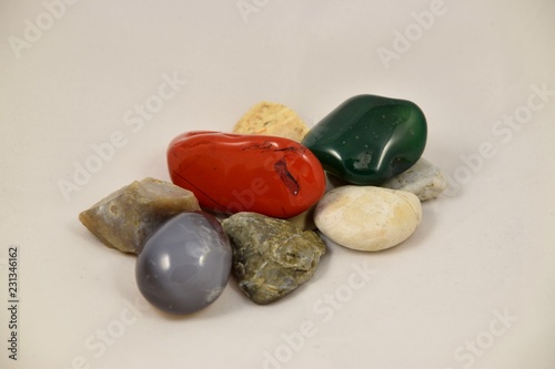 jaspis, przepiękny kamień, powstający z minerałów - kwarcu i chalcedonu