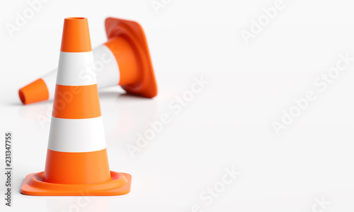 Ein stehender Pylon Pylone Pylonen Verkehrshütchen Leitkegeln - liegender Leitkegel im Hintergrund unscharf Bokeh photo