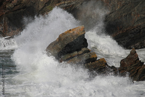 Vagues s'écrasant sur des rochers - Finistère