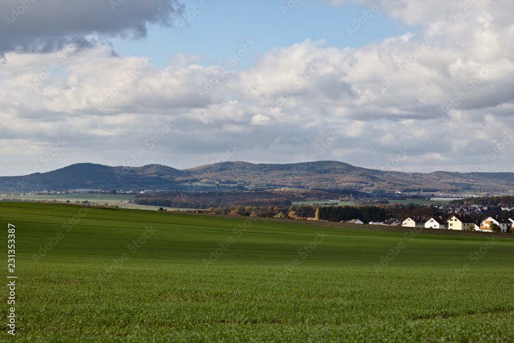 Fototapeta premium Berge Wiese Mittelgebirge Wolken