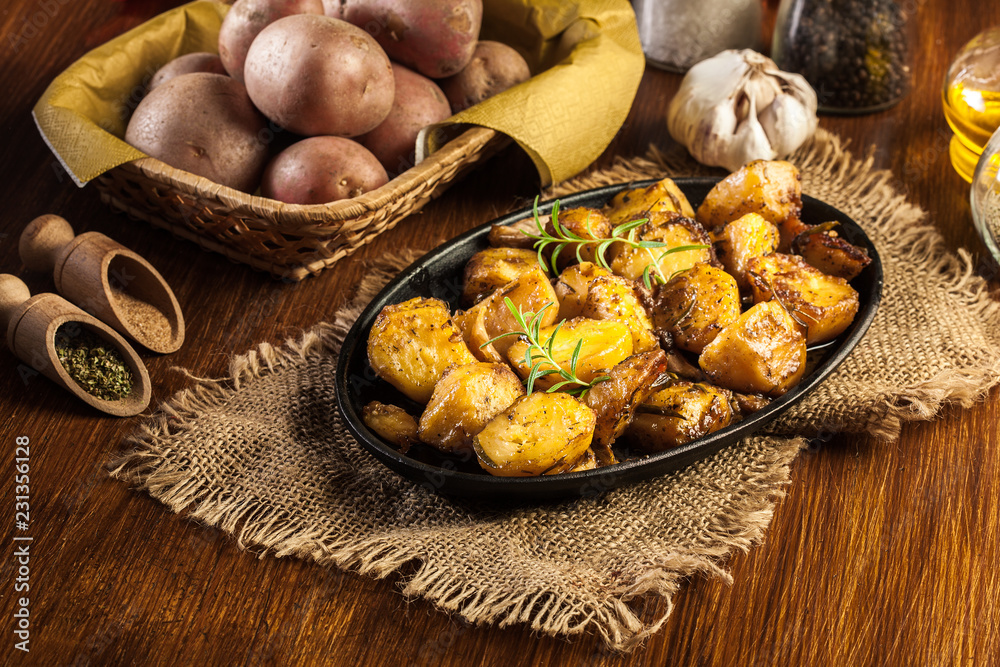 Roasted potatoes with garlic and rosemary