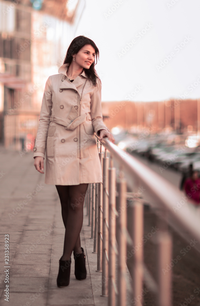 Obraz premium Confident business woman on a modern office building background
