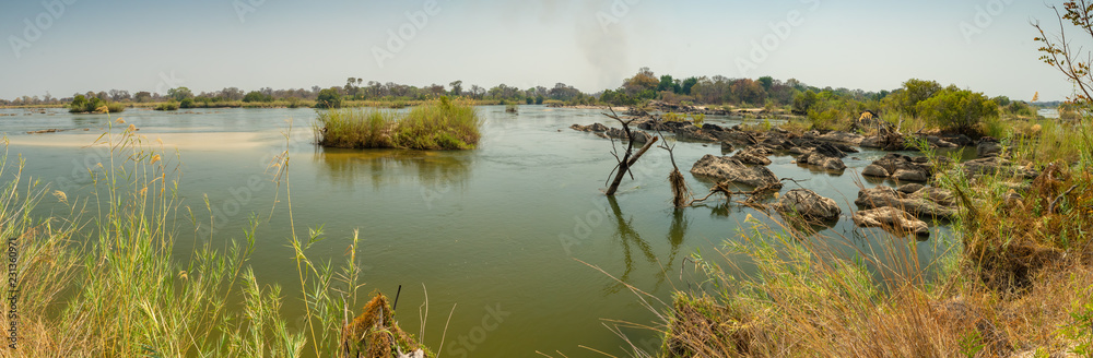 Obraz premium wilde Fluss Landschaft von Cubango /Okavango in der Nähe von Rundu, Panorama, Region Region Kavango-Ost, Namibia