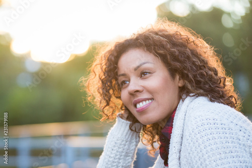 Femme souriante qui regarde à l'horizon