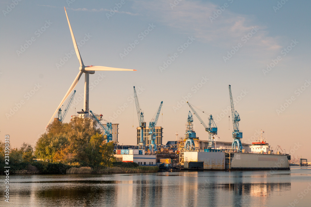 Bremerhavener Werft mit Windrad bei Sonnenuntergang