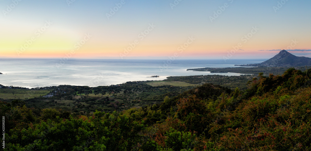 Küstenlandschaft bei La Gaulette an der Westküste von Mauritius, Afrika, bei Sonnenuntergang.