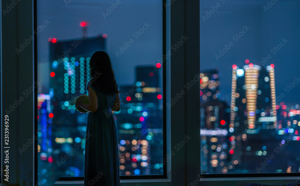 夜景と女性のシルエット Stock 写真 Adobe Stock