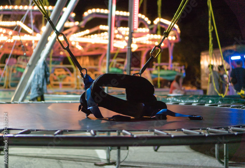 Photo Bungee trampoline in amusement park at night.