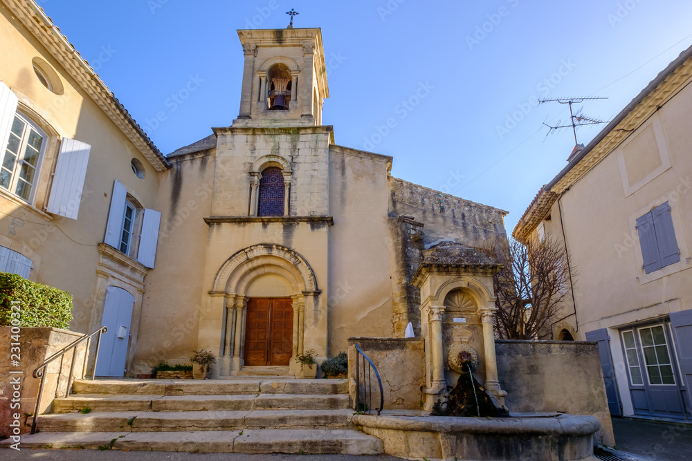 Ancienne église catholique de village de Lourmarin. Provence, France. 