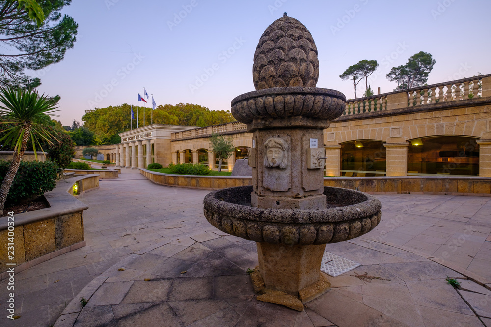 Ancienne fontaine et thermes à Gréoux-les-Bains, Alpes de Haute Provence, France.