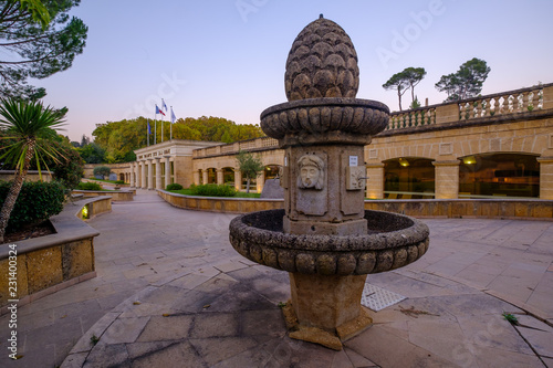Obraz na płótnie Ancienne fontaine et thermes à Gréoux-les-Bains, Alpes de Haute Provence, France. w salonie