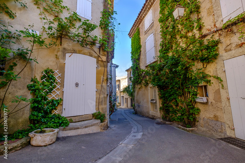 Rue du village de Lourmarin, Provence, France.
