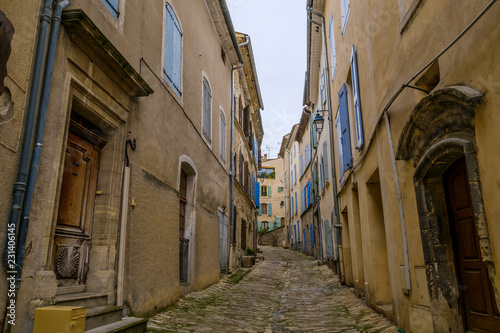 Fototapeta Naklejka Na Ścianę i Meble -  Rue étroite de village de Mane. Alpes de Haute Provence, France.