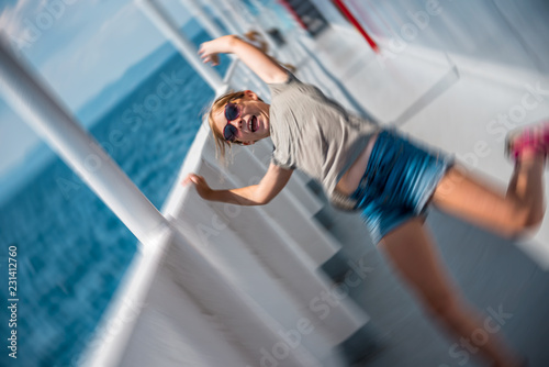 Εκτύπωση καμβά Girl slip on a wet ship deck