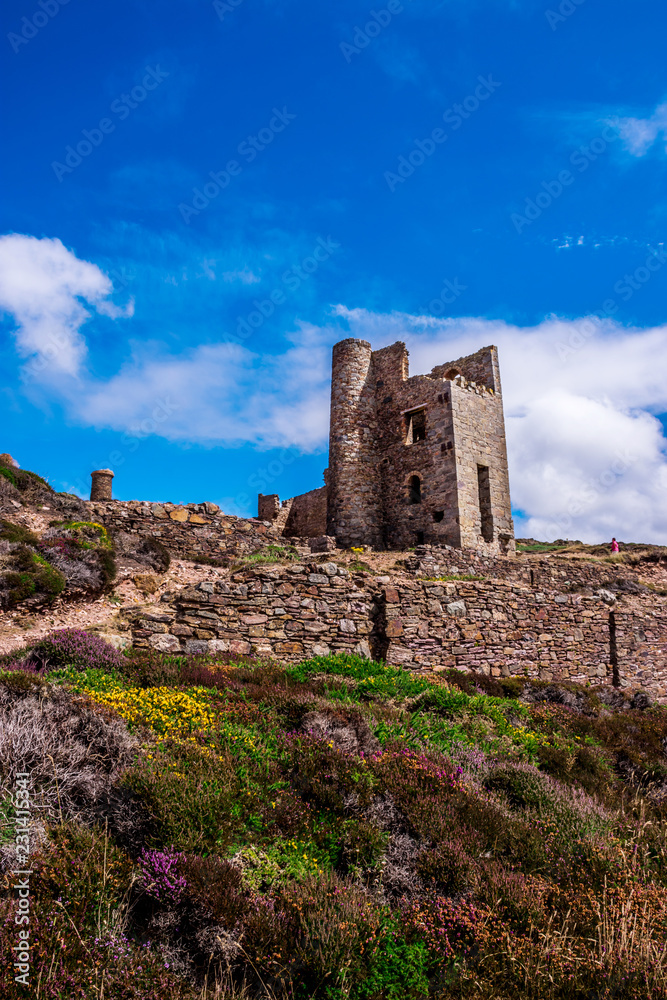 Stamps and wheel engine house ruins Wheal Coates mine on cliffs near St. Agnes,  Cornwall, UK