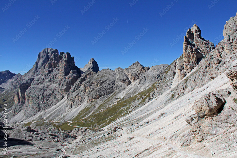 la valle del Vajolet con le torri del Vajolet e la Croda di Re Laurino; gruppo del Catinaccio, Dolomiti di Fassa