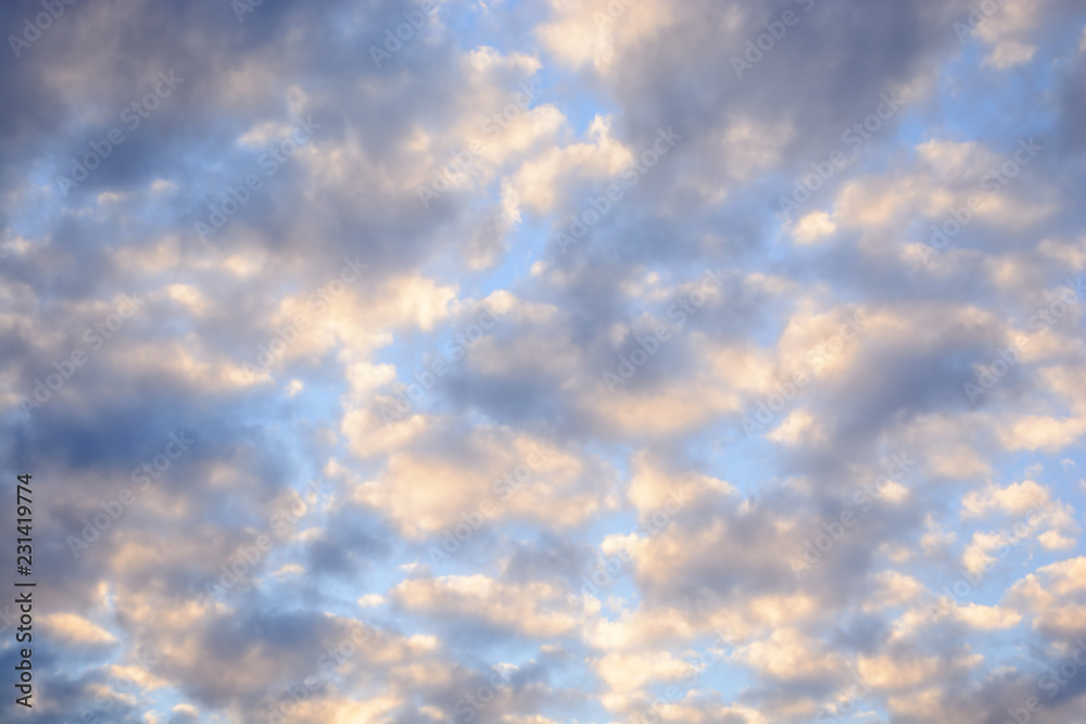 weiße, rosa und graue Wolken in einem herbstlichen Abendhimmel kurz vor Sonnenuntergang weiße, rosa und graue Wolken in einem herbstlichen Abendhimmel kurz vor Sonnenuntergang