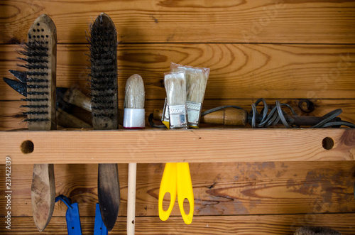 Many different old tools hanging