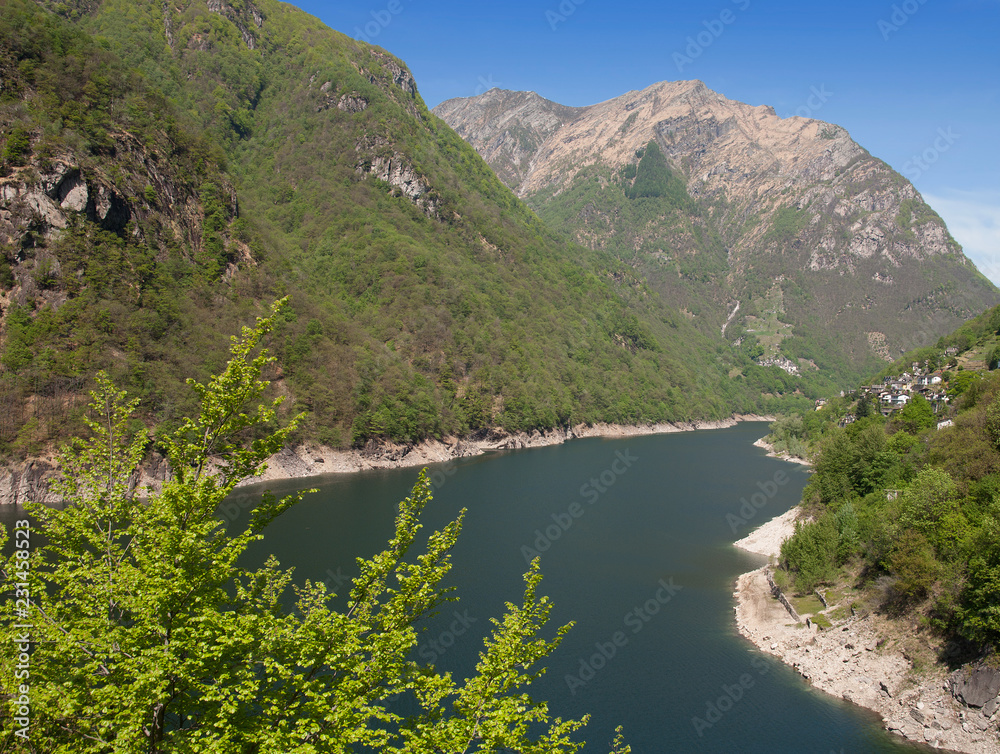 der Lago di Vogorno im Verzascatal mit den Dörfern Vogorno und Corippo,Kanton Tessin,Schweiz