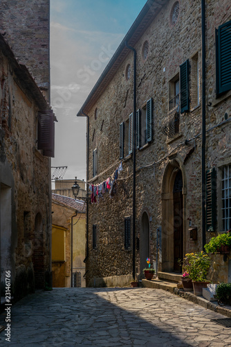 Fototapeta Naklejka Na Ścianę i Meble -  Colorful narrow streets in the medieval town of Guardistallo in Tuscany - 5