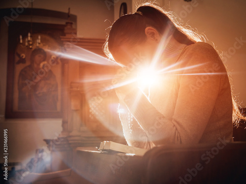 Tablou canvas Christian woman praying in church