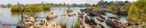 wilde Fluss Landschaft mit schroffen Felsen in Namibia, Panorama, Cubango, Okavango, Namibia