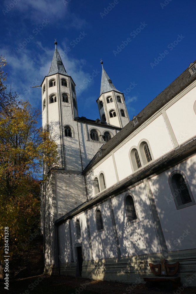 Neuwerkskirche in Goslar unter blauem Himmel