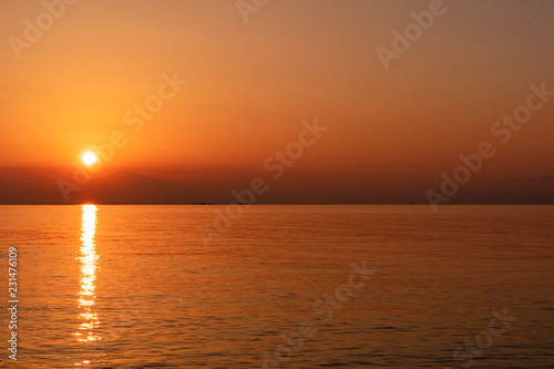 琵琶湖の夜明け_朝陽の反射する湖面