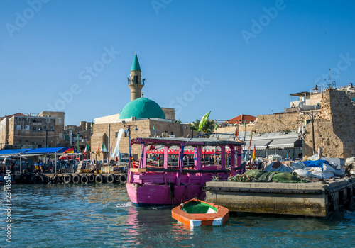 Fotografia Acre, Israel - October 27, 2018 : Port of acre and Sinan Pasha Mosque