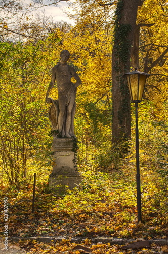 Statue im Herbst