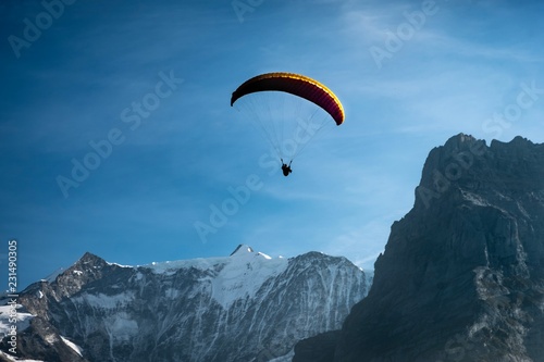 Extremsport in den Schweizer Alpen, Berner Oberland, Paragliding, Grindelwald, Schweiz