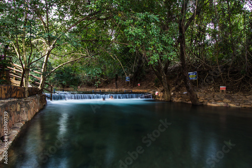 Um rio de águas termais na cidade de Rio Quente, no estado de Goiás, Brasil.