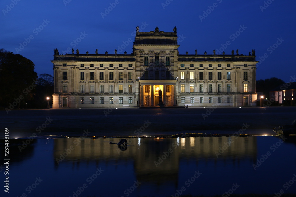 Obraz premium Ludwigsluster Schloss bei Nacht