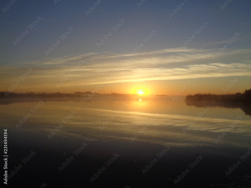 Утро на реке осень туман  солнце утка донки рыба