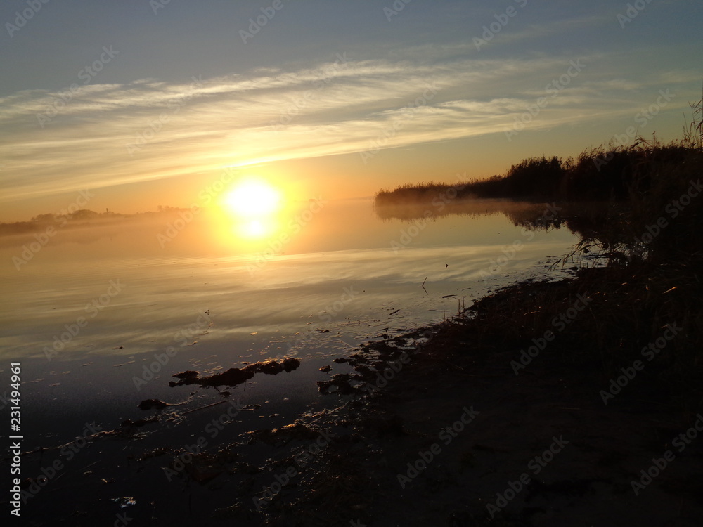 Утро на реке осень туман  солнце утка донки рыба