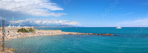 Fototapeta Naklejka Na Ścianę i Meble -  Strand in Antibes Côte d’Azur Frankreich