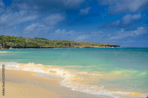 Fototapeta Naklejka Na Ścianę i Meble -  dream vacation, beautiful white sandy beach in the Caribbean, pure azure water