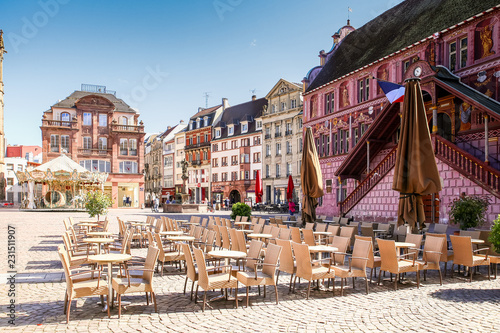 Foto Central square of the village of Mulhouse, with the cathedral and the town hall