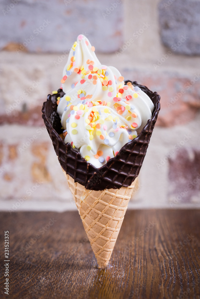 Knusperwaffel mit Softeis und bunten Streusel Stock Photo | Adobe Stock